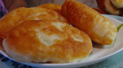 Жареные пирожки на картофельном отваре с сыром и картофелем